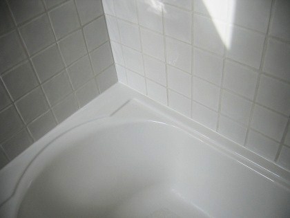 bath tub caulking